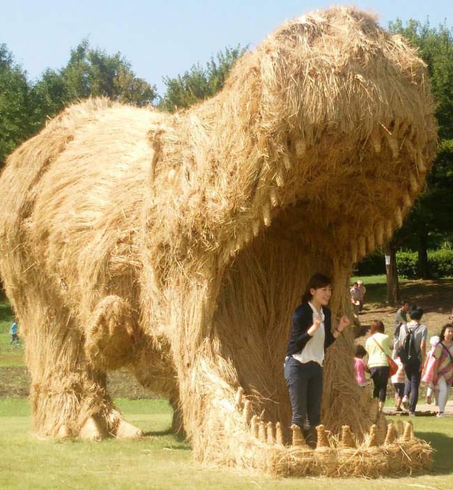 Artist-reuses-discarded-straw-to-make-amazing-dinosaur-sculptures2