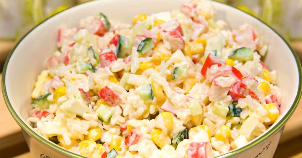 Класичний салат з крабовими паличками: простий рецепт 