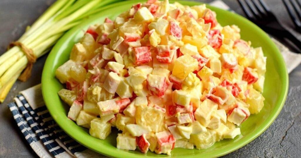 Салат з крабовими паличками і ананасом