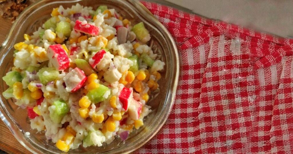 Салат з крабовими паличками і рисом