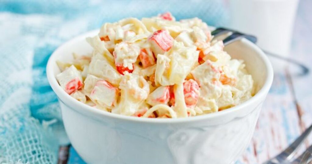 Салат з крабовими паличками і морепродуктами