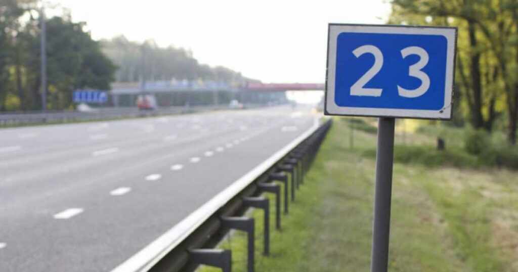 Що за таблички з цифрами на трасі – цікавий факт