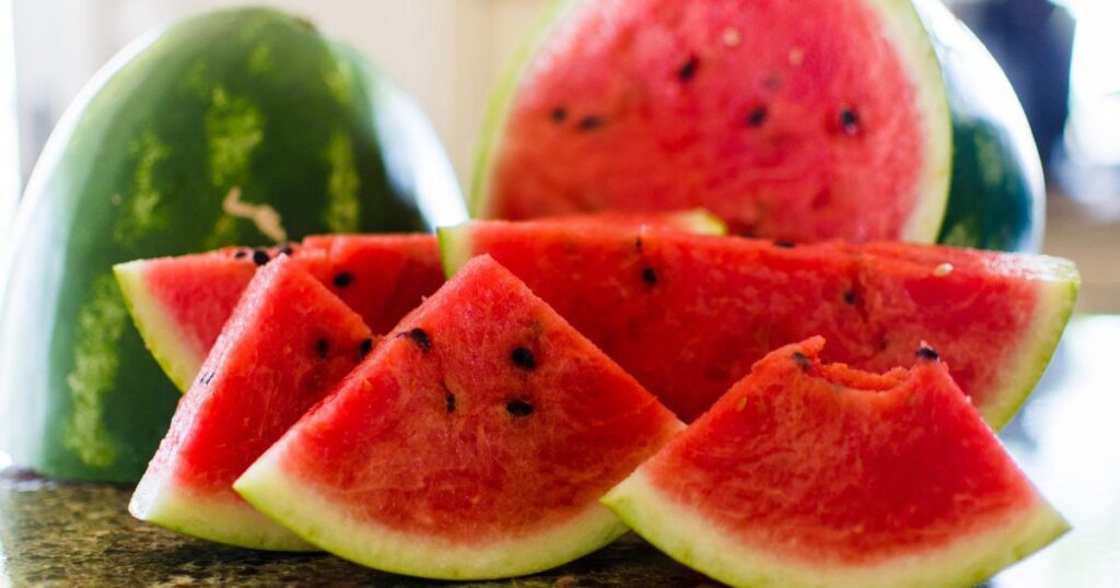 Розумні господині розкладають шкірки від кавуна на городі: для чого це потрібно?