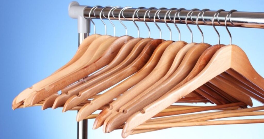 Вішак, вішалка чи плечики? Як сказати правильно і не зробити помилку?