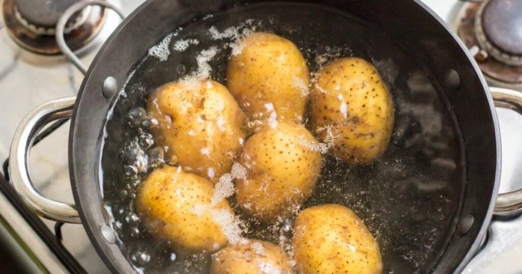 Що можна зробити з водою після варіння картоплі?