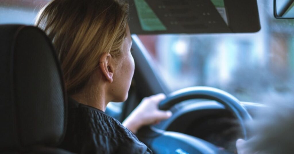 Який вік потрібен для керування різними транспортними засобами в Україні?