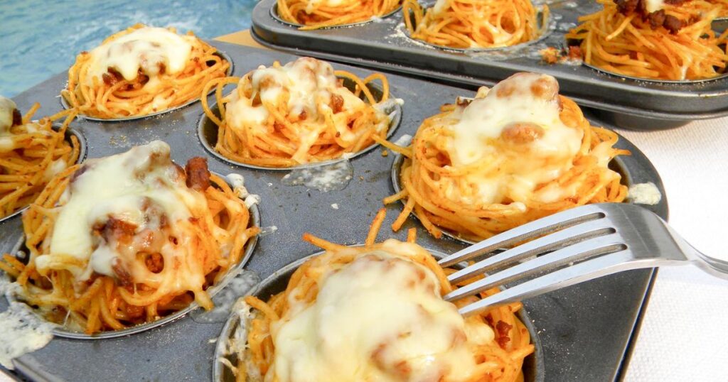 5 рецептів, які можна приготувати на вечерю швидко і легко: гнізда зі спагеті з фаршем, сиром та помідорами