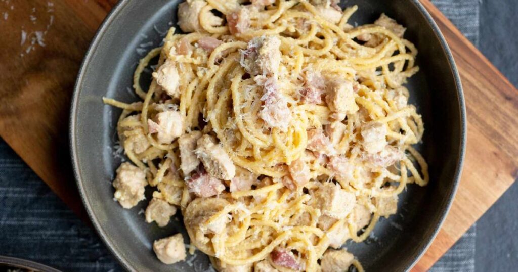 5 рецептів, які можна приготувати на вечерю швидко і легко: паста карбонара з куркою