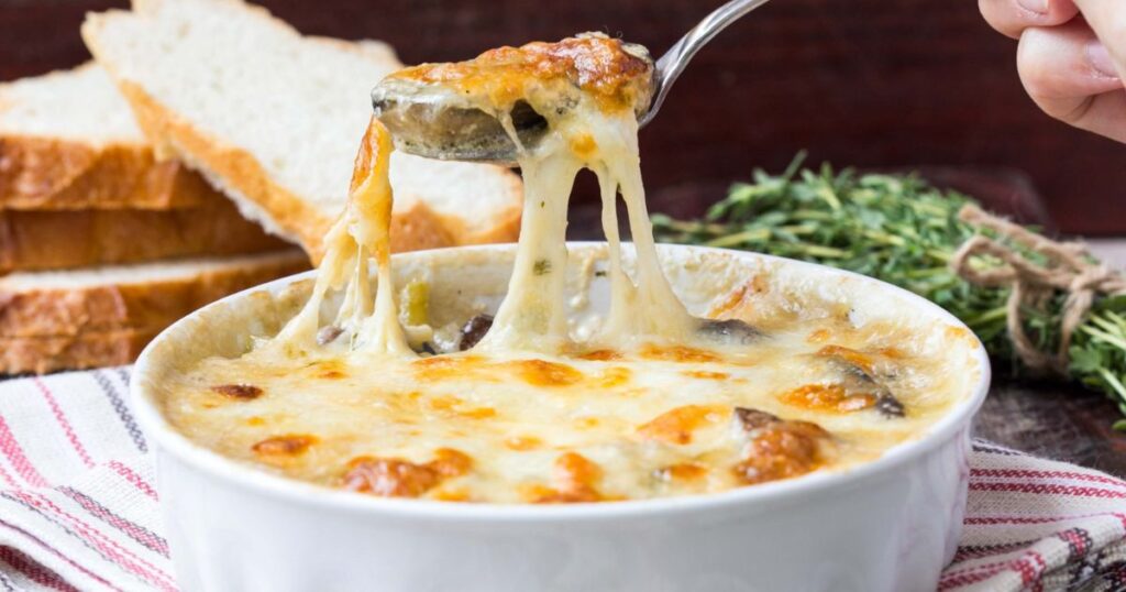 5 рецептів, які можна приготувати на вечерю швидко і легко: жульєн з грибами та куркою