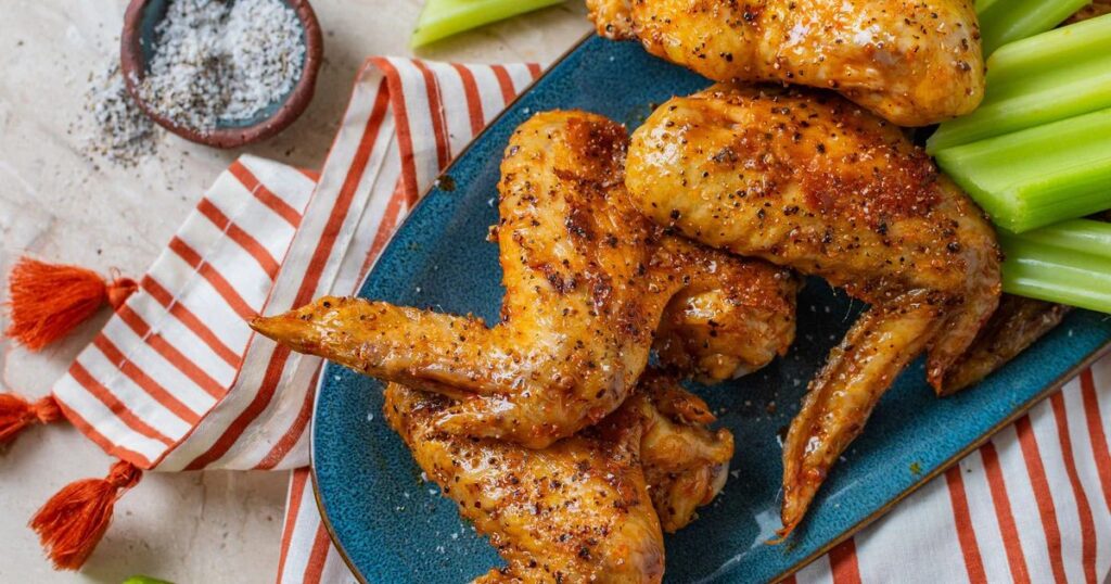 5 рецептів, які можна приготувати на вечерю швидко і легко: запечені курячі крильця з травами