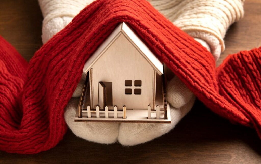 Макет дерев'яного будинку накритий шарфом