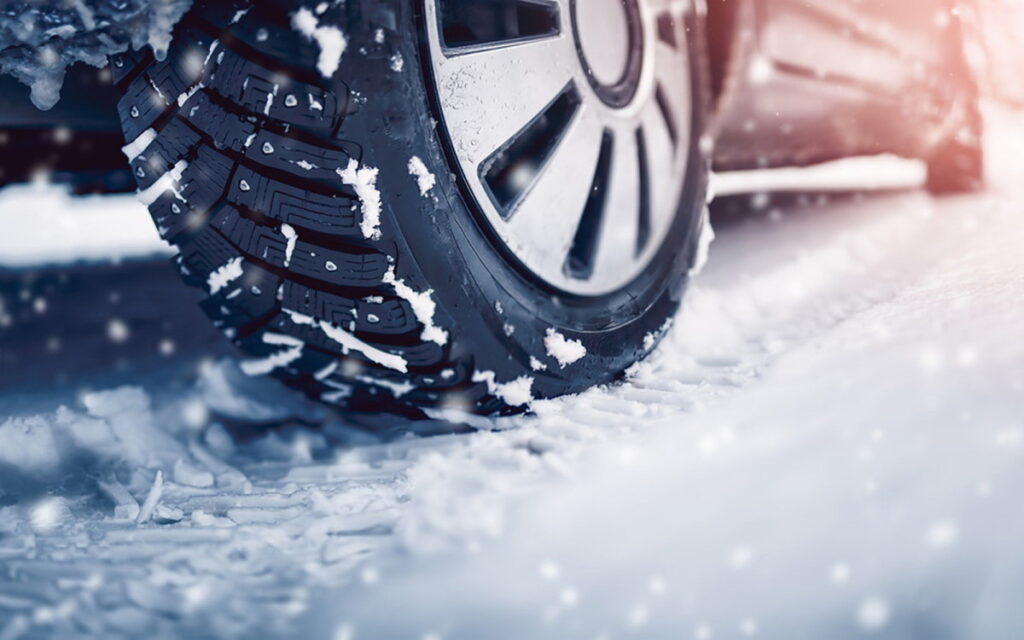 Автомобільна шина на снігу