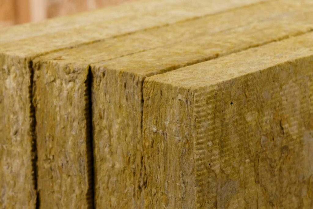 Мінеральна вата для утеплення будинку зблизька