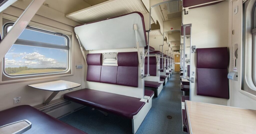 Чим відрізняється плацкарт від купе?