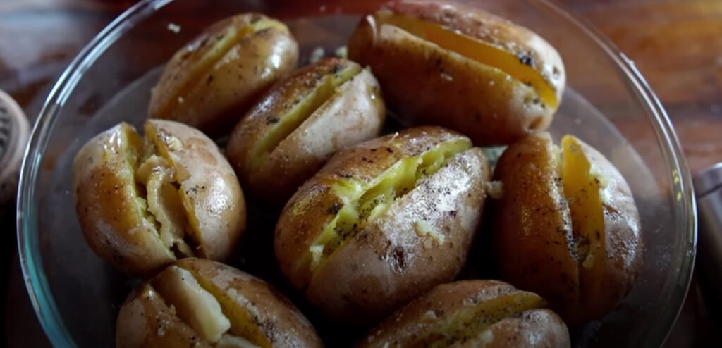 Начинена і полита жиром картопля готова до запікання