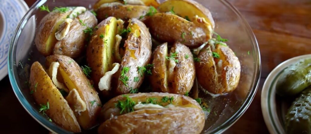 Готова страва домашньої картоплі зі шкварочками