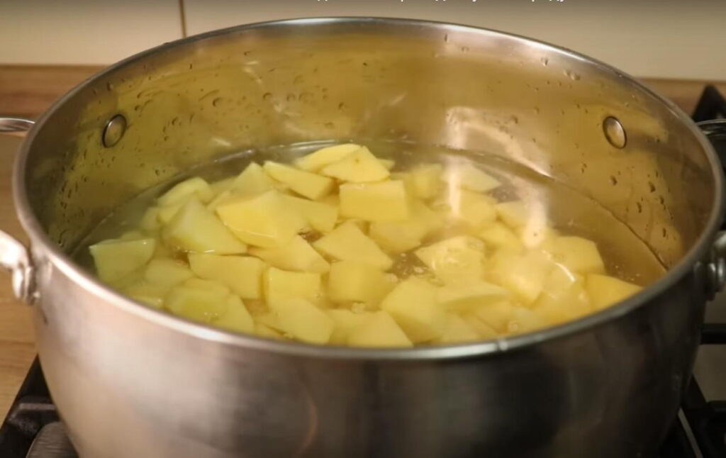 Чищена картопля в холодній воді