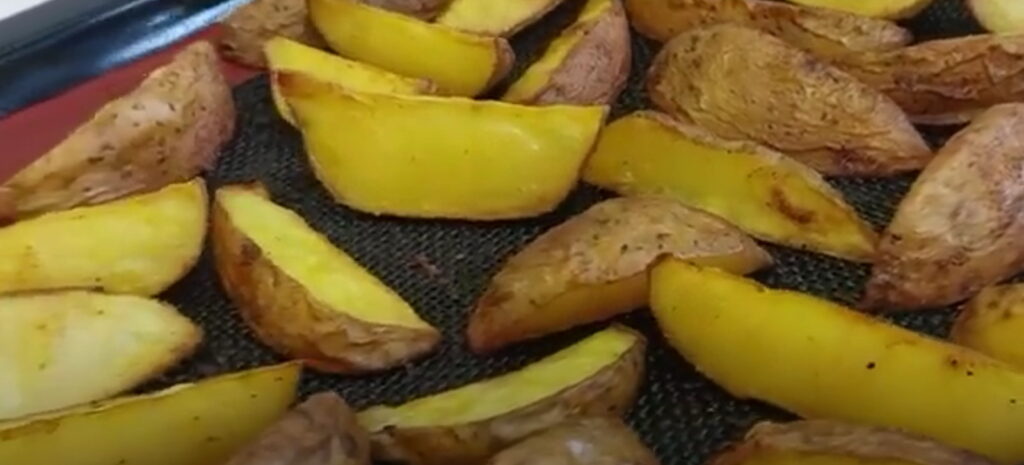 Картопля запечена до золотої скоринки