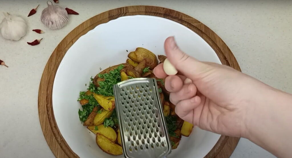 Додавання зелені і тертого часнику до печеної картоплі