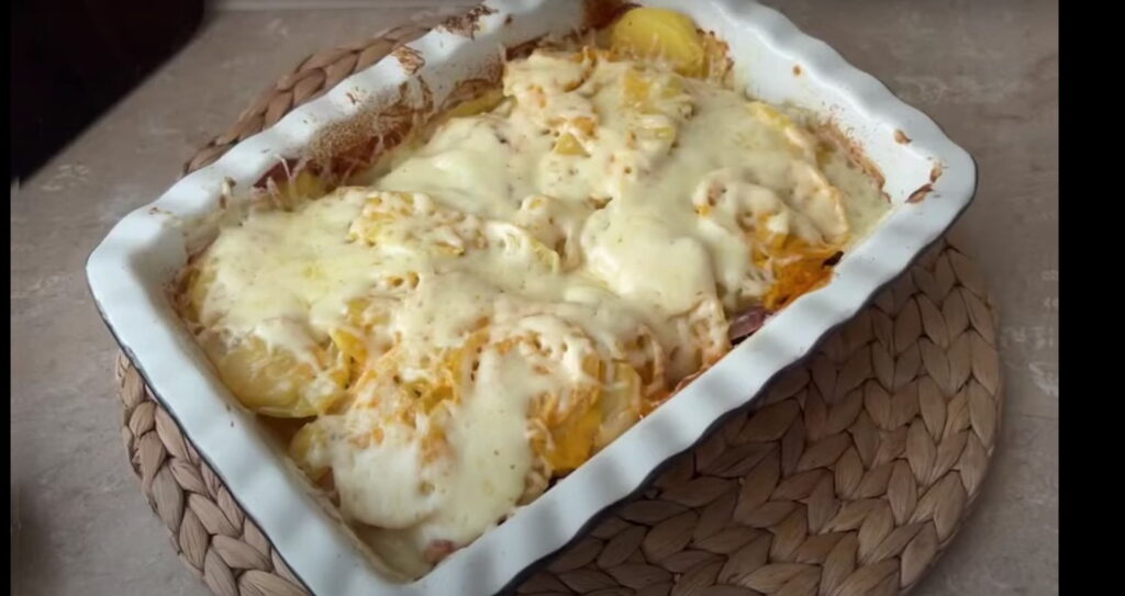 Картопля з м'ясом під сирною скоринкою