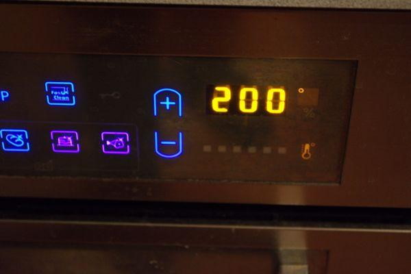 Налаштування духовки на 200°C