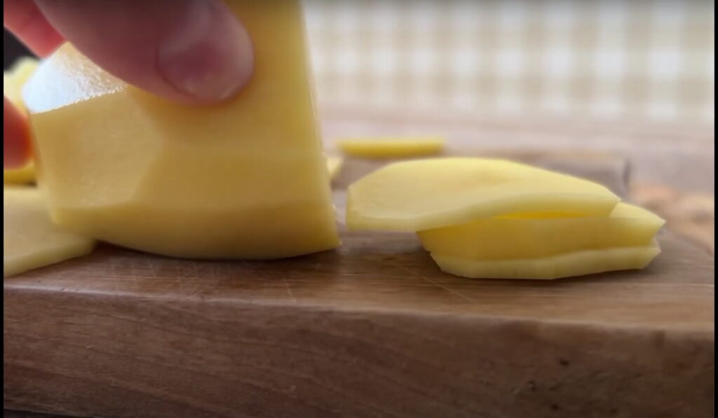 Нарізання сирої картоплі тонкими кружальцями