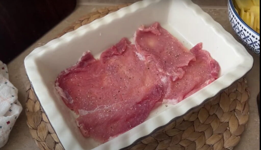 Відбите м'ясо викладене на форму