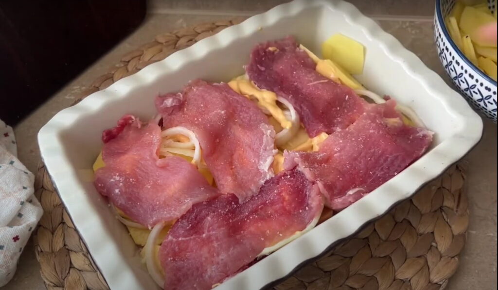 Другий шар м'яса поверх страви