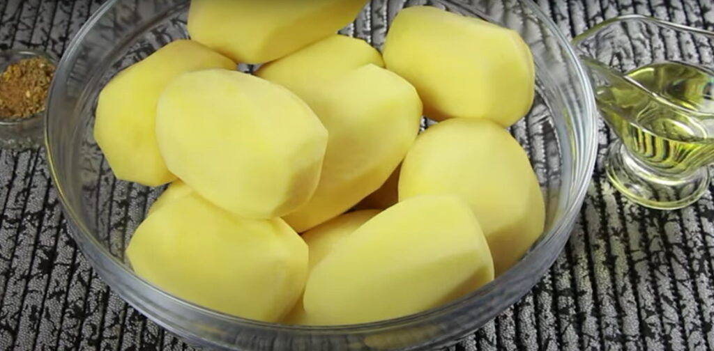 Очищена ціла сира картопля