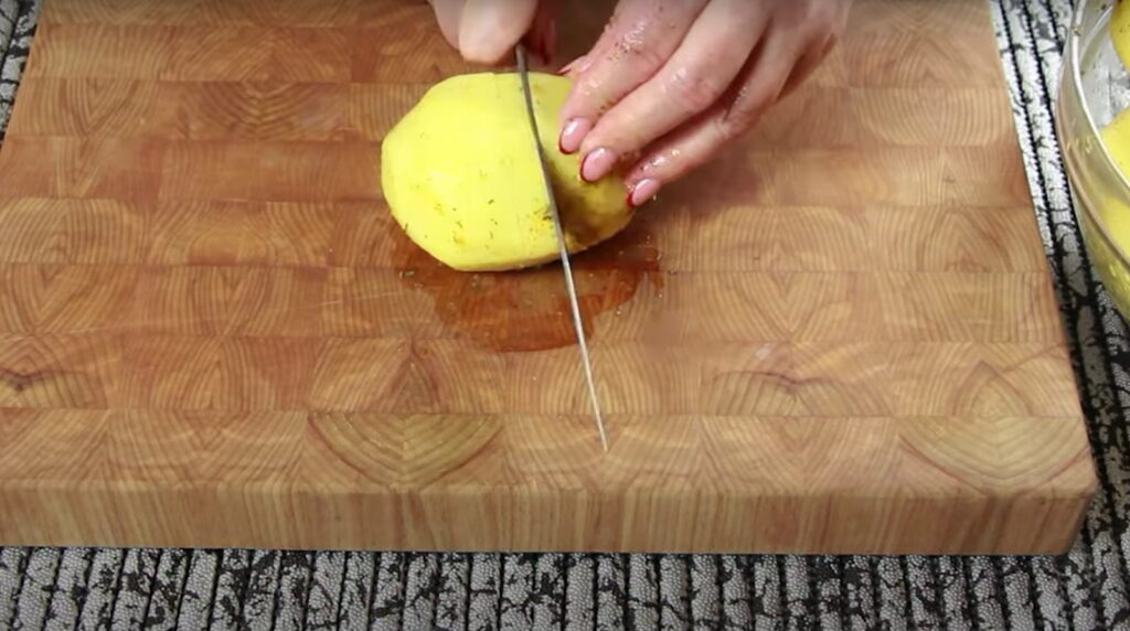 Надрізання картоплі перед приготуванням