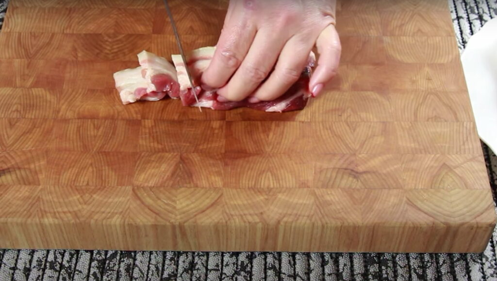 Нарізання сала тонкими дольками