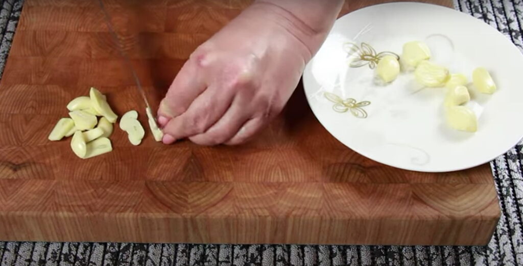 Нарізання часнику тонкими дольками