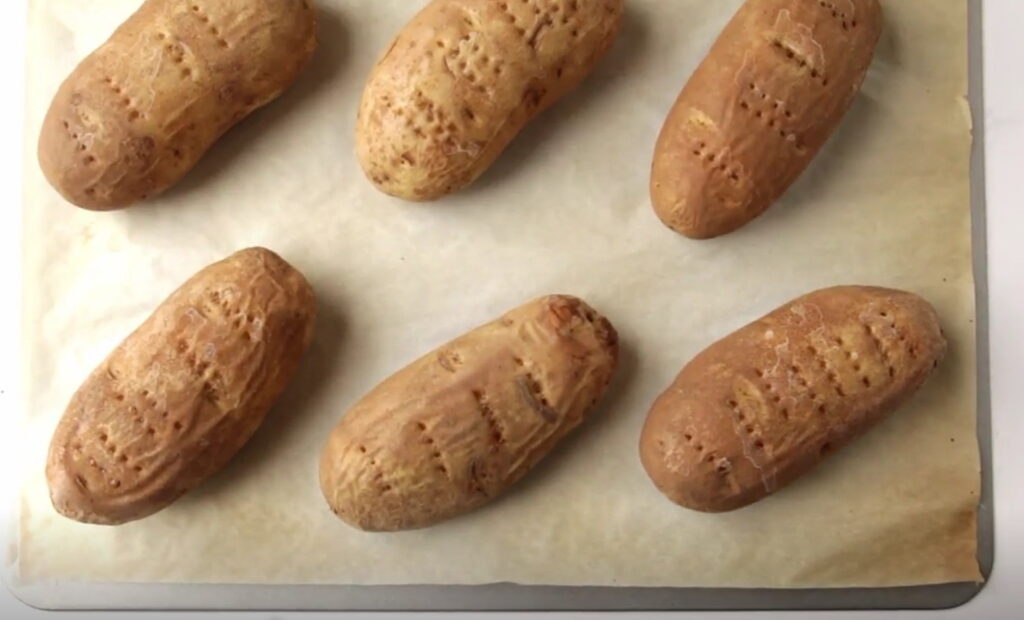 Сира картопля проколота вилкою на пергаменті