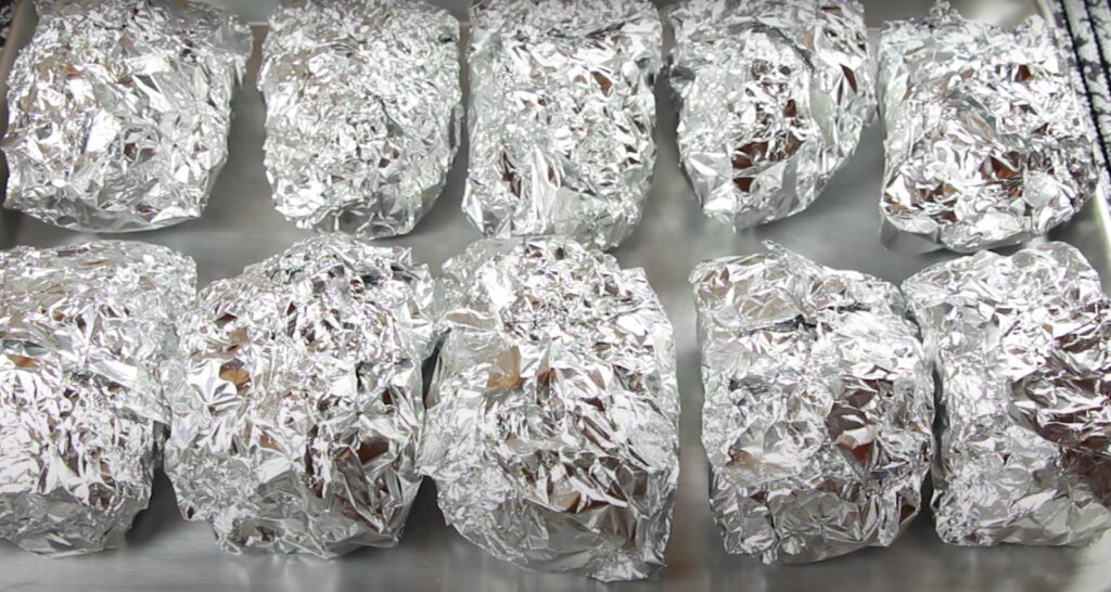 10 картоплин замотаних у фольгу