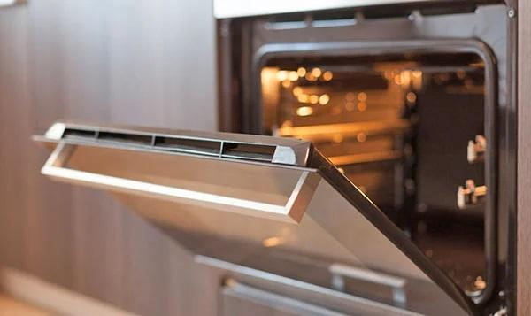 Духовка відкрита і готова для запікання картоплі