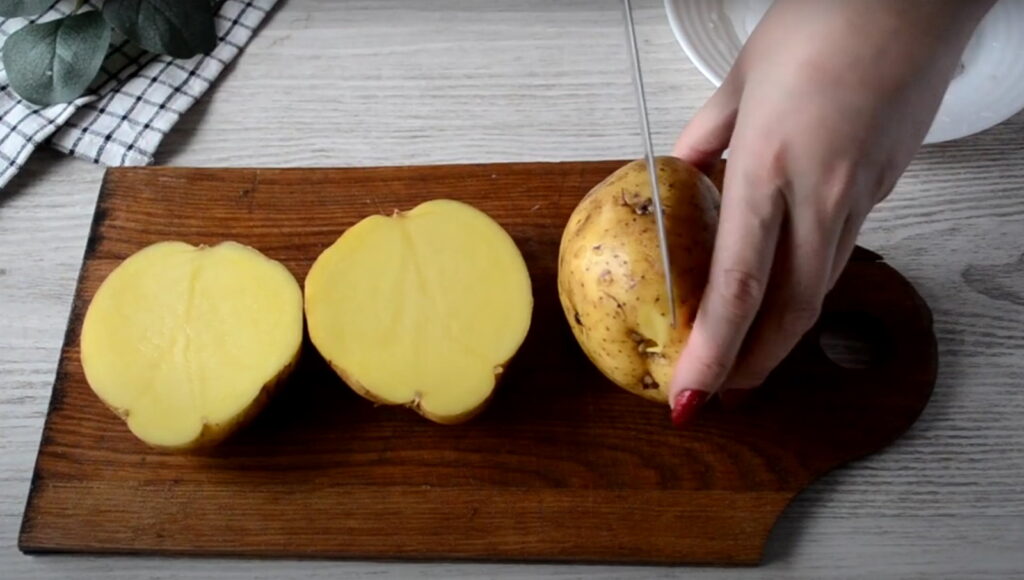 Нарізання картоплі навпіл