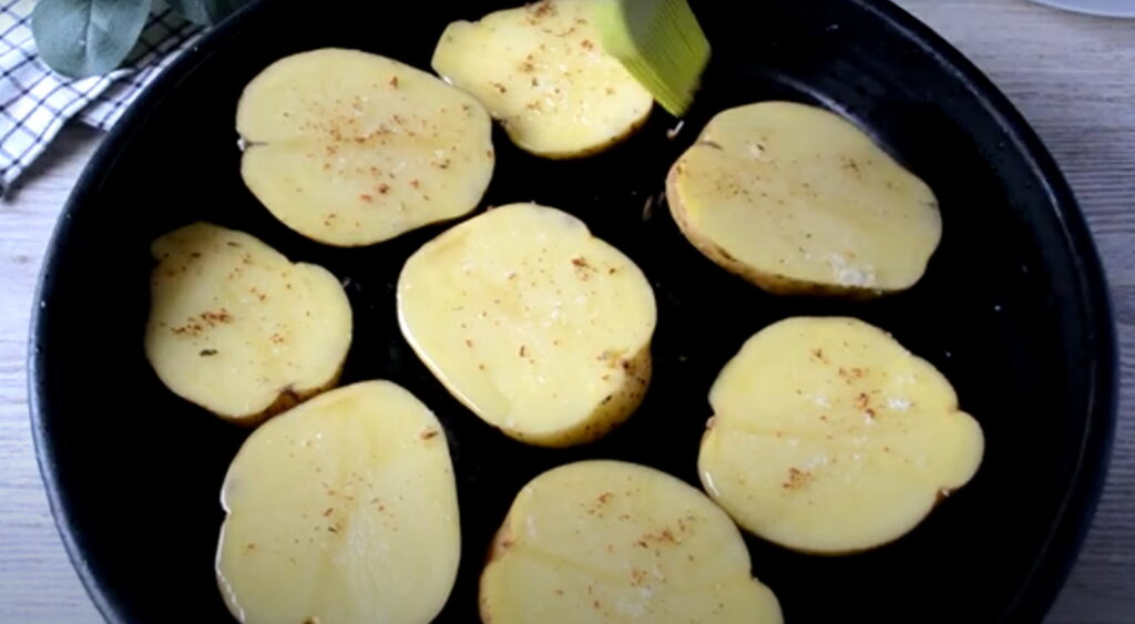 Половинки картоплі викладені на дечику