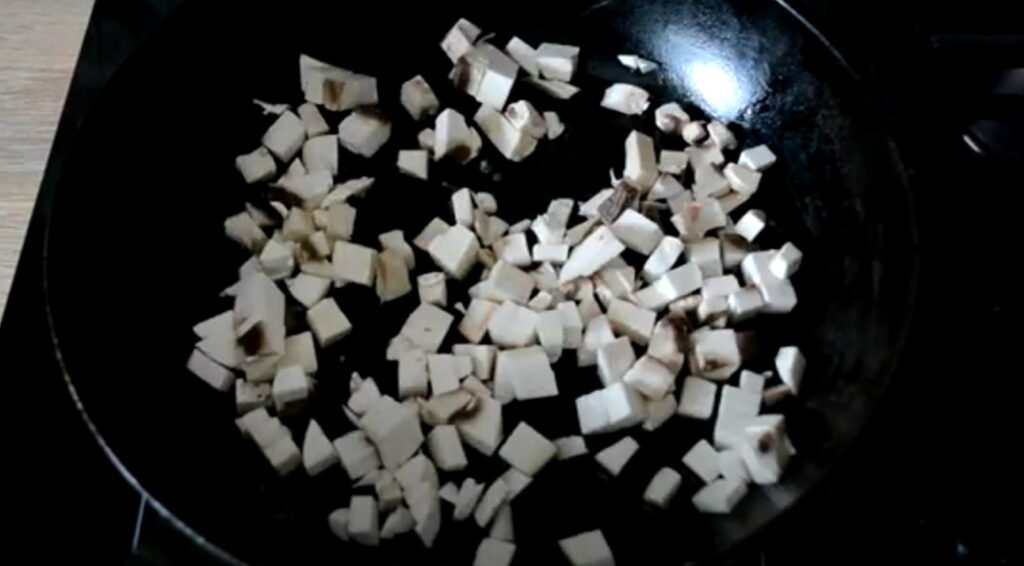 Гриби нарізані кубикам обсмажуються на сковороді