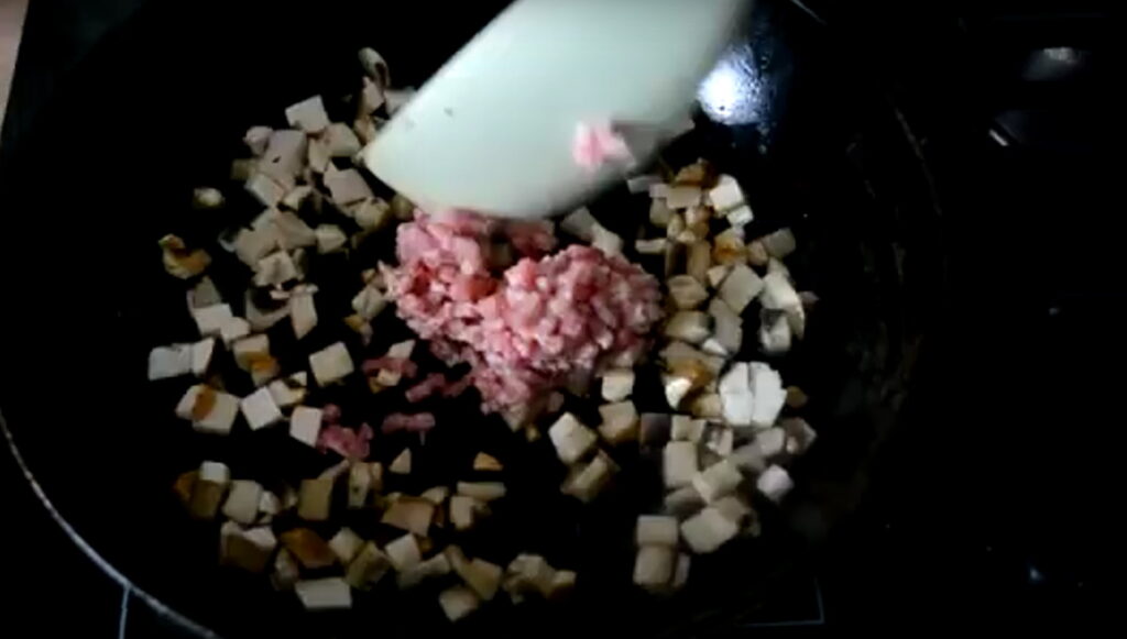 Гриби з фаршем обсмажуються на сковороді