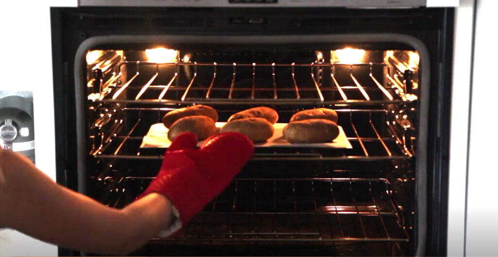 Завантаження картоплі в духовку
