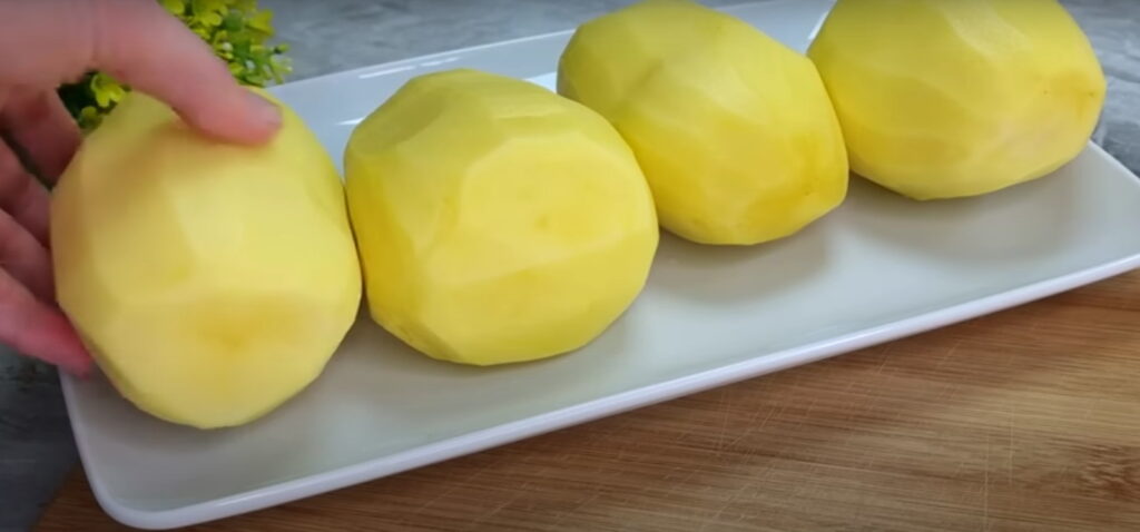 Сира почищена картопля цілими шматками