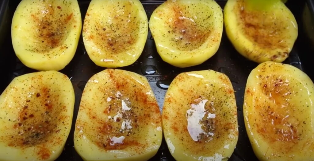 Помазані олією і спеціями дольки картоплі