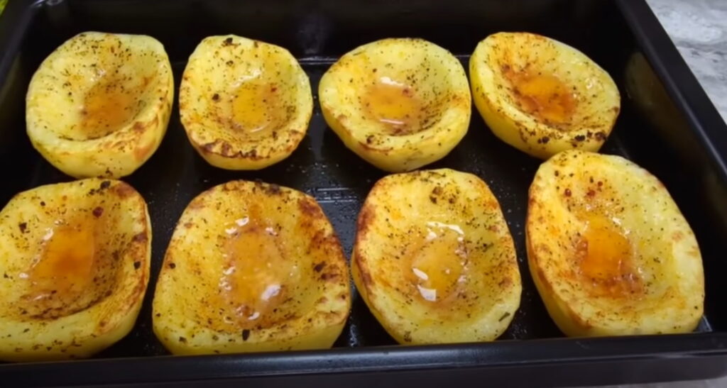 Половинки картоплі запікаються на деку