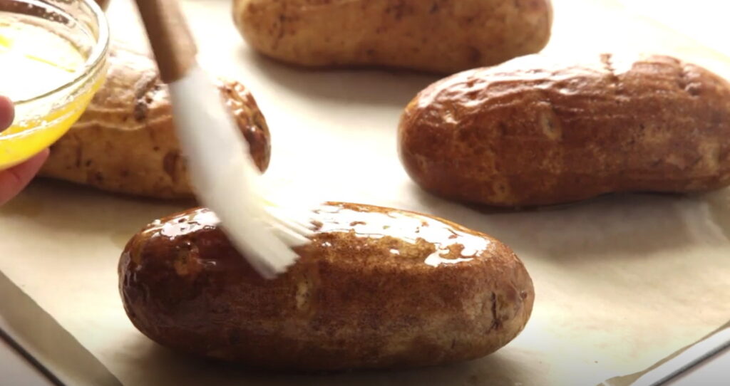 Процес намазування картоплі олією