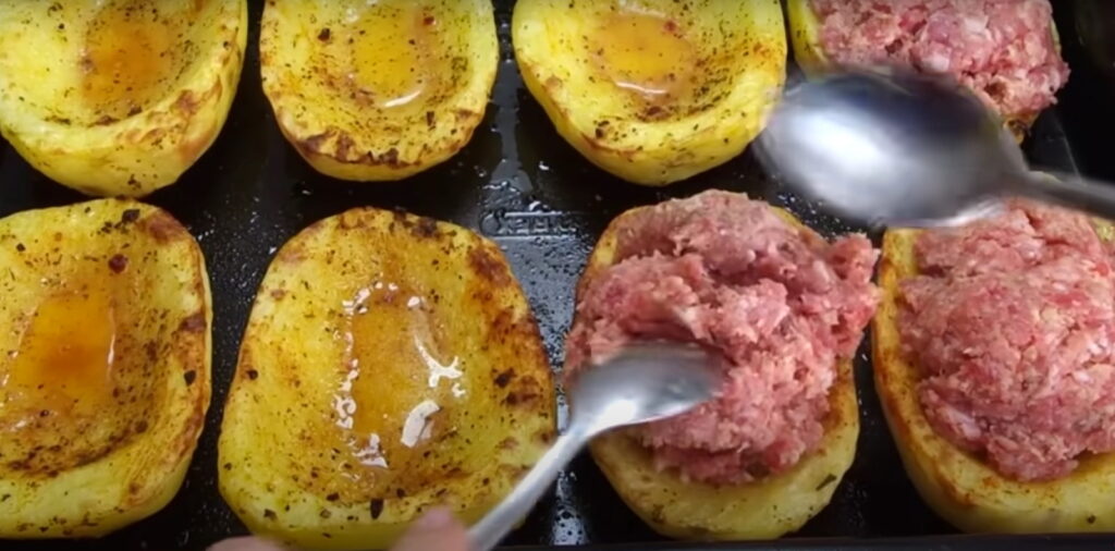 Процес начинення картопляних половинок фаршем