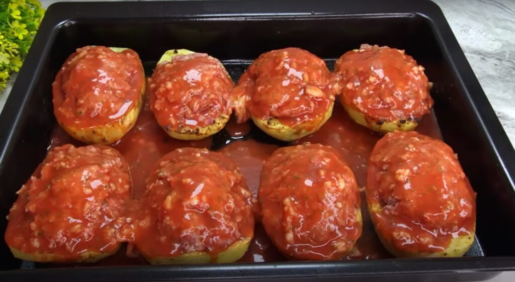 Змазування картопляних половинок соусом