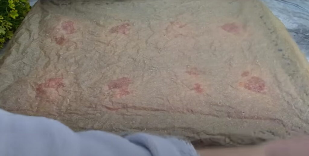 Картопля накрита мокрим пергаментом