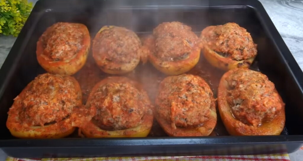 Готова страва картопляні човники з м'ясним фаршем