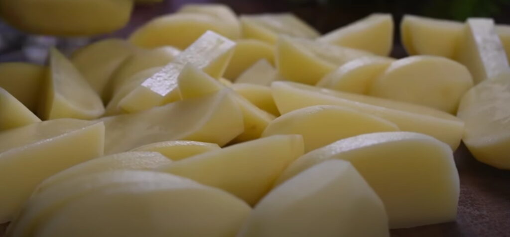 Сира картопля порізана начетверо 