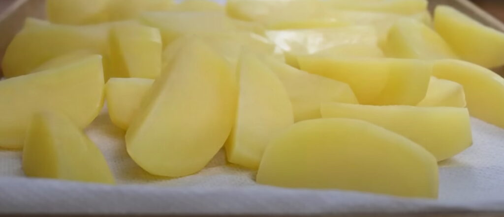 Відварені дольки картоплі